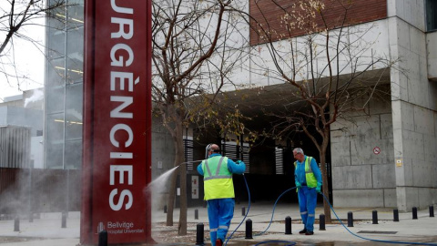 Labores de limpieza en el Hospital de Bellvitge. / TONI ALBIR (EFE)