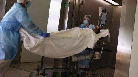 Personal sanitario trasladan a una persona enferma de covid-19, en el Hospital Clinic de Barcelona. REUTERS/Nacho Doce