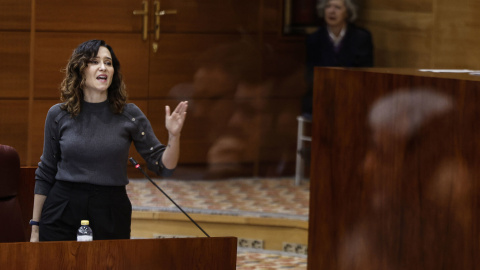 La presidenta de la Comunidad de Madrid, Isabel Díaz Ayuso, interviene en el pleno de la Asamblea de Madrid, este jueves. EFE/ Sergio Pérez