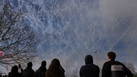 Varias personas observan los fuegos artificiales durante la primera mascletà madrileña, en el Puente del Rey de Madrid Río, a 18 de febrero de 2024, en Madrid (España).- Fernando Sánchez / Europa Press