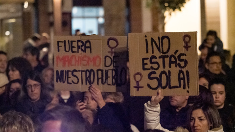  Decenas de personas durante una concentración en protesta por una agresión sexual cometida el pasado 8M, a 10 de marzo de 2024, en Albelda, La Rioja (España).- José Sánchez / Europa Press