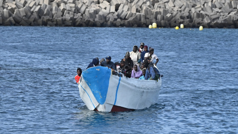 Varios migrantes llegan al puerto de La Restinga, a 4 de febrero de 2024, en El Hierro, Santa Cruz de Tenerife, Tenerife, Canarias (España).- Europa Press Canarias / Europa Press