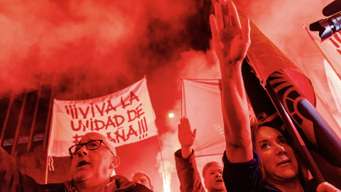 Decenas de personas haciendo el saludo fascista, durante una manifestación convocada por la Falange Española de las JONS, a 18 de noviembre de 2023, en Madrid (España).- Carlos Luján / Europa Press