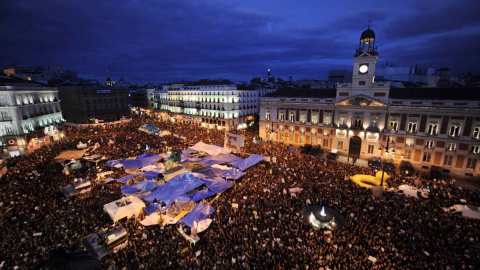 Imagen de la Puerta del Sol la noche del 15M de 2011. EFE