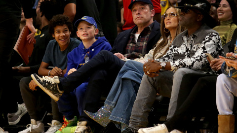 Jennifer Lopez y Ben Affleck durante un partido de la NBA.- Jason Parkhurst/USA TODAY Sports/REUTERS