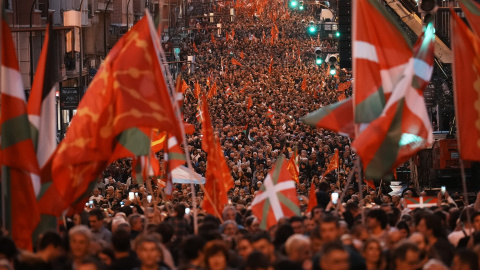 Centenares de personas con banderas, durante una movilización organizada por Eh Bildu, desde la plaza de La Casilla hasta la Plaza Zabalburu, a 18 de noviembre de 2023, en Bilbao, Vizcaya, País Vasco (España).- H.Bilbao / Europa Press