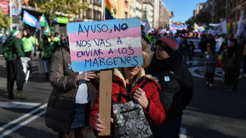 Un cartel de protesta durante una manifestación en defensa de la Ley LGTBI y la Ley Trans de la Comunidad de Madrid, a 17 de diciembre de 2023, en Madrid (España).- Fernando Sánchez / Europa Press