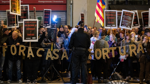 Decenas de personas durante una concentración frente a la Jefatura de Policía Nacional, a 7 de noviembre de 2023, en Barcelona, Catalunya (España).- Lorena Sopêna / Europa Press