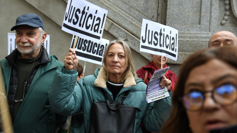 Varias personas durante una concentración frente a la sede del Consejo General del Poder Judicial (CGPJ), a 29 de abril de 2024, en Madrid (España).- Fernando Sánchez / Europa Press