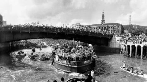 La Gabarra cruzando la ría en 1983.- ATHLETIC CLUB DE BILBAO