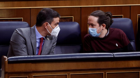 El presidente del Gobierno, Pedro Sánchez (i), conversa con el vicepresidente segundo del Gobierno y líder de Podemos, Pablo Iglesias, a su llegada al Congreso de los Diputados en la última sesión de control al Gobierno.- EFE