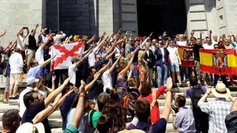 Decenas de personas realizan el saludo fascista en el Valle de los Caídos este domingo. (JUAN CARLOS HIDALGO | EFE)