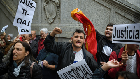 Varias personas durante una concentración frente a la sede del Consejo General del Poder Judicial (CGPJ), a 29 de abril de 2024, en Madrid (España).- Fernando Sánchez / Europa Press