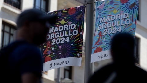 Dos carteles del Orgullo 2024 colgados de una farola, en Gran Vía, Madrid (España).- Eduardo Parra / Europa Press