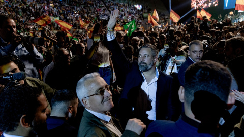 El líder de VOX, Santiago Abascal (c), y el fundador de VOX, José Antonio Ortega Lara (3i), a su llegada al acto ‘Viva 24’ de VOX, en el Palacio de Vistalegre, a 19 de mayo de 2024, en Madrid (España).- Carlos Luján / Europa Press