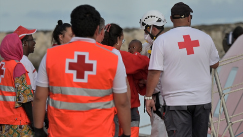 Trabajadores de la Cruz Roja atienden a migrantes llegados en pateras a El Hierro. Europa Press Canarias / Europa Press