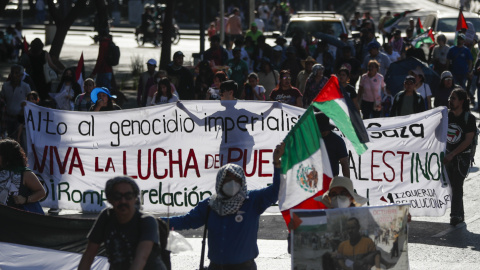 Activistas mexicanos a favor de Palestina llevan a cabo una manifestación frente a la Embajada de Estados Unidos en Ciudad de México para demandar un cese el fuego en la franja de Gaza.- EFE/ Isaac Esquivel