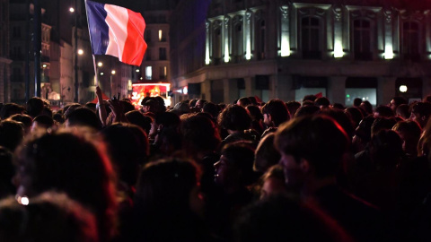 Una bandera francesa al viento sobre una manifestación antifascista convocada en París, Francia.- EFE/EPA/JULIEN MATTIA