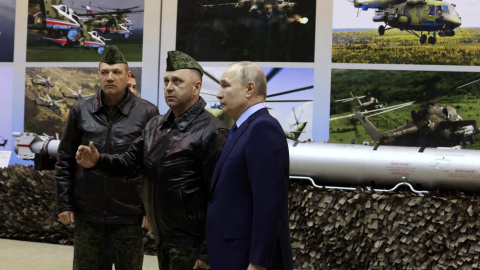 El presidente ruso Vladimir Putin junto a varios militares.- EFE