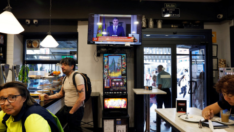 Un monitor de televisión en un bar del centro de Madrid, con la emisión de la comparecencia del presidente del Gobierno, Pedro Sánchez, anunciando el reconocimiento del Estado de Palestina. REUTERS/Susana Vera