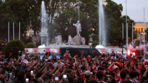 La afición del Atlético de Madrid celebra el título de Liga en la plaza de Neptuno.- EFE/Javier López