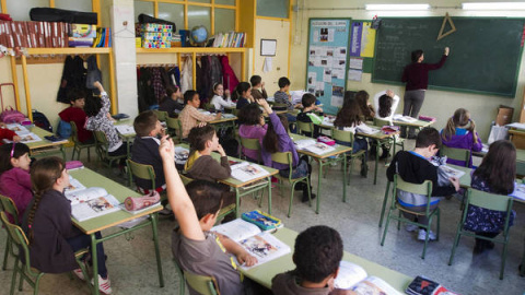  Una profesora escribe en la pizarra de un colegio público madrileño. REUTERS / Sergio Pérez