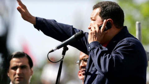 Hugo Chávez al teléfono.- EFE