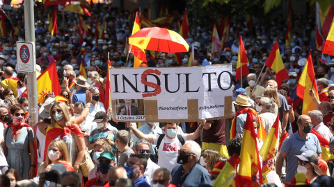  Vista de la concentración convocada por la plataforma Unión 78, este domingo, en la Plaza de Colón de Madrid, para mostrar su oposición a los indultos a los condenados por el "procés". EFE/Rodrigo Jiménez