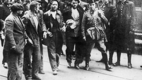  Trabajadores arrestados por la Guardia Civil durante la Revolución de Asturias de 1934, en una imagen de archivo.