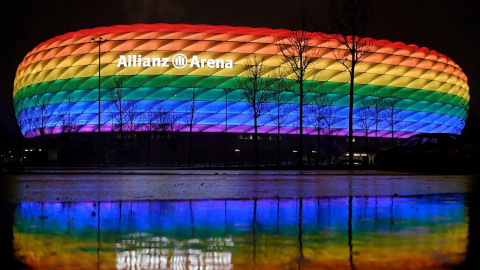 Vista del estadio Allianz Arena, donde juega el Bayern de Munich, iluminado con los colores de la bandera LGTBI, el pasado enero. REUTERS/Andreas Gebert