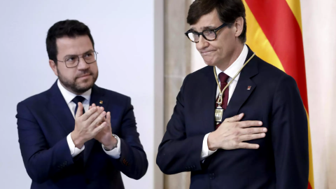  Salvador Illa, acompañado de Pere Aragonès, en su acto de toma de posesión como President de la Generalitat.