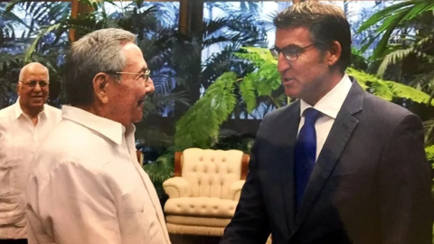  El difunto presidente de Cuba, Raúl Castro (i), saluda al entonces presidente de la Xunta de Galicia, Alberto Núñez Feijóo, en una de sus visitas a La Habana.- EFE