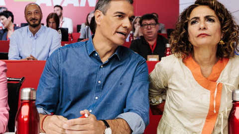  El secretario general del PSOE y presidente del Gobierno, Pedro Sánchez, y la vicesecretaria general del PSOE, vicepresidenta primera del Gobierno y ministra de Hacienda, María Jesús Montero, durante la reunión del Comité Federal del PSOE.Carlos Luj