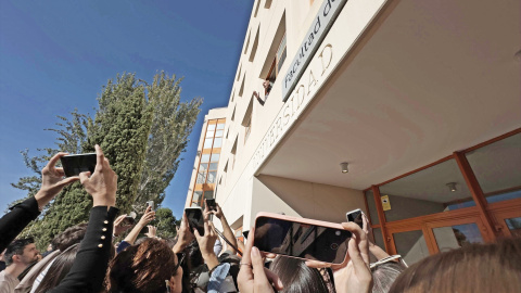  Opositores conversan con un examinador a la entrada del campus de Somosaguas tras el anuncio de la suspensión de los exámenes de oposición de RTVE.Alejandro Martínez Vélez / Europa Press