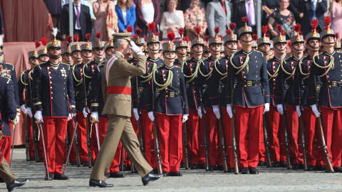  La princesa Leonor y El Rey Felipe VI en la jura de bandera en el Patio de Armas de la Academia General Militar de Zaragoza. Raúl Terrel / Europa Press