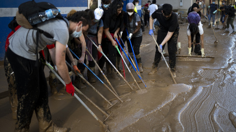  Decenas de voluntarios retiran agua y barro, Comunidad Valenciana. Lorena Sopêna / Europa Press