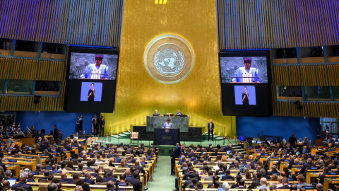  ONU/Loey Felipe Philemon Yang (en el podio y en las pantallas), Presidente del 79º período de sesiones de la Asamblea General de las Naciones Unidas, pronuncia un discurso en la inauguración de la Cumbre del Futuro