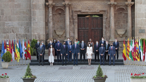 Foto de familia de los asistentes a la XXI Conferencia de Presidentes, realizada frente a la puerta barroca de acceso al Monasterio de Yuso de San Millán de la Cogolla, La Rioja, en julio de 2020. E.P./Alberto Ruiz