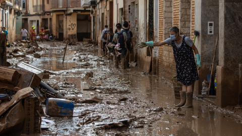  Varias personas en una de las zonas afectadas por la DANA. Alejandro Martínez Vélez / Europa Press.