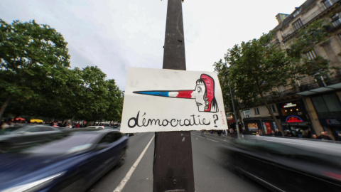 Un cartel protesta en una de las principales avenidas de París, Francia.-EFE/EPA/MOHAMMED BADRA