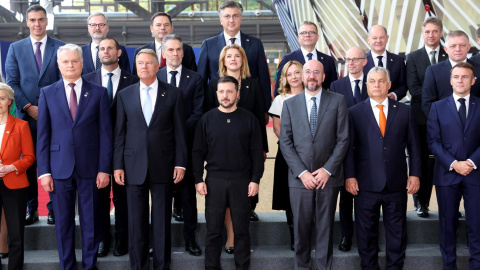 El presidente de Ucrania, Volodymir Zelenski (c), y los líderes europeos posan para una foto de familia antes de la cumbre del Consejo Europeo en Bruselas (Bélgica). EFE/ Christopher Neundorf