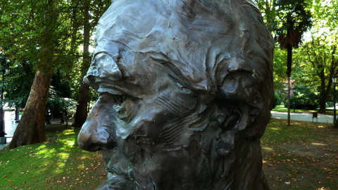  Busto de Sabino Fernández Campos en Oviedo. Fotografía de Víctor Ochoa. <https://creativecommons.org/licenses/by/2.0>, via Wikimedia Commons