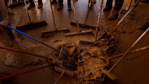 Un grupo de voluntarios retira el logo provocado por las riadas de la DANA, en el pueblo valenciano de Sedavi. REUTERS/Susana Vera