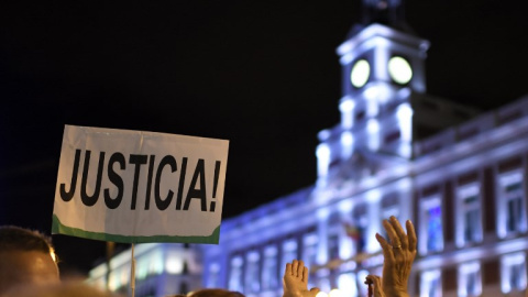 Una pancarta reclama justicia para las mujeres durante una manifestación en Madrid. / AFP.