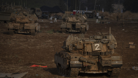  Tanques israelíes se reúnen en la frontera de Israel con Líbano.Europa Press