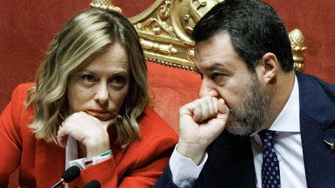  La primera ministra italiana, Giorgia Meloni, escucha a su adjunto, el ministro de Infraestructura y Transporte, Matteo Salvini, durante una sesión del Senado italiano. Roberto Monaldo / Europa Press.