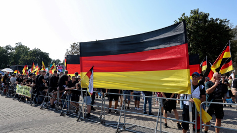 Una pancarta con los colores de la bandera alemana en el cierre de campaña del partido de ultraderecha AfD en las elecciones del 'lander' de Turingia, en Erfurt. REUTERS/Karina Hessland