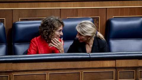 La vicepresidenta primera y ministra de Hacienda, María Jesús Montero (i) y la vicepresidente segunda y ministra de Trabajo, Yolanda Díaz (d), durante una sesión plenaria en el Congreso de los Diputados. EUROPA PRESS/A. Pérez Meca