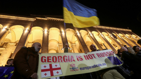 Manifestación frente al Parlamento georgiano para protestar contra el resultado de las elecciones legislativas, que han dado como vencedor al partido en el poder, Sueño Georgiano, en la capital Tiblisi. REUTERS/Irakli Gedenidze