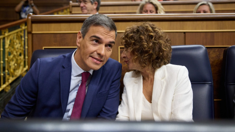 El presidente del Gobierno, Pedro Sánchez y la vicepresidenta primera y ministra de Hacienda, María Jesús Monetero, durante una sesión de control al Gobierno, en el Congreso de los Diputados. EUROPA PRESS/Jesús Hellín